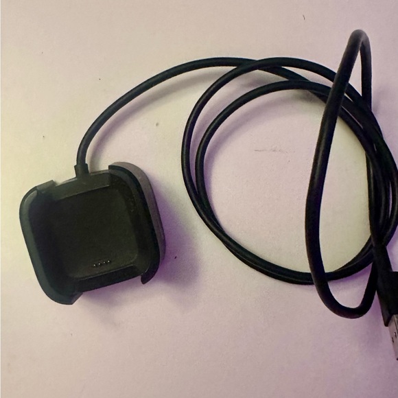 Fitbit Versa Watch + Band Bundle + Charger + Screen Protectors - Picture 12 of 12